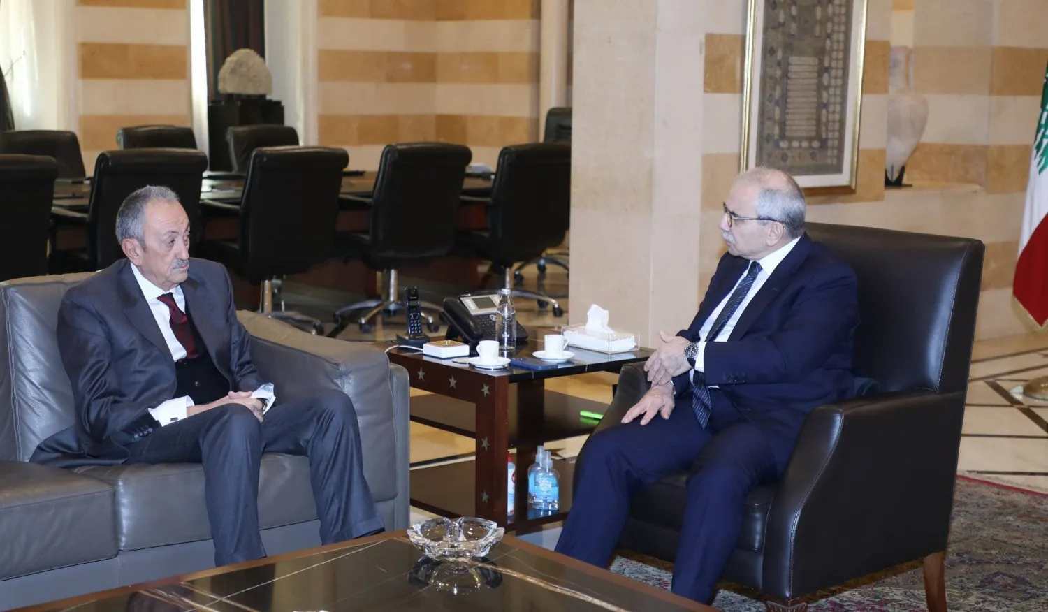 رئيس الحكومة نواف سلام مستقبلاً السفير سيمون كرم (رئاسة الحكومة)