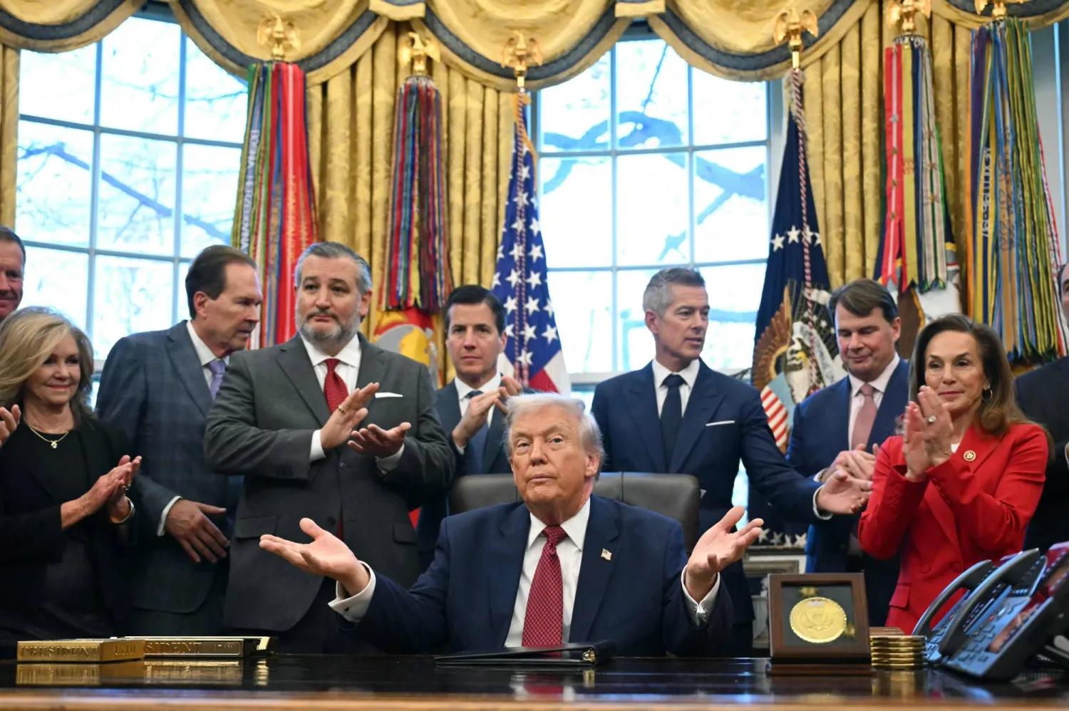 الرئيس دونالد ترمب محاطاً بعدد من كبار تنفيذيي صناعة السيارات الأميركية في المكتب البيضاوي يوم 3 ديسمبر الحالي (أ.ف.ب)