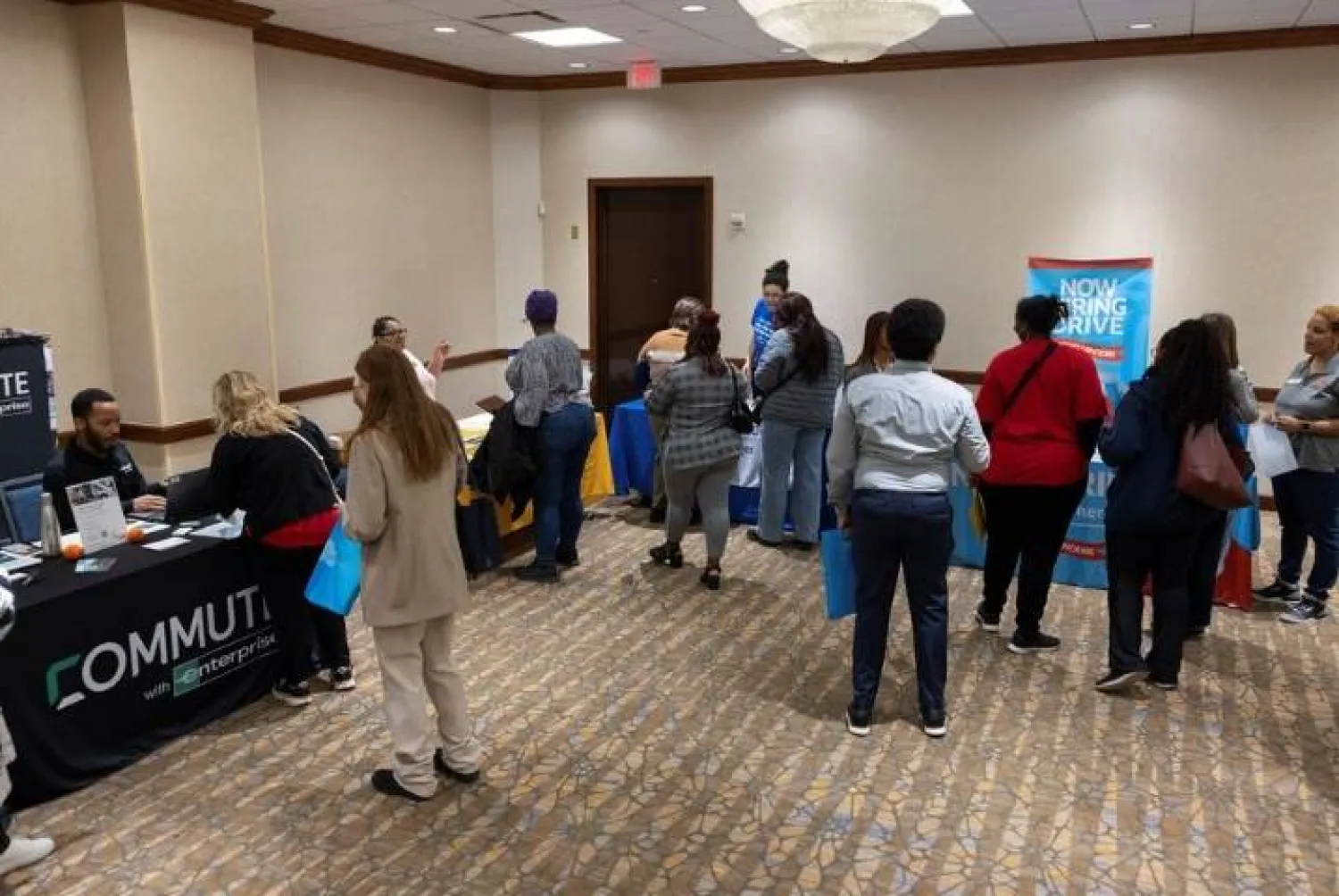 من داخل معرض وظيفي للموظفين الفيدراليين المفصولين حديثاً في كانساس سيتي مارس 2025 (رويترز)