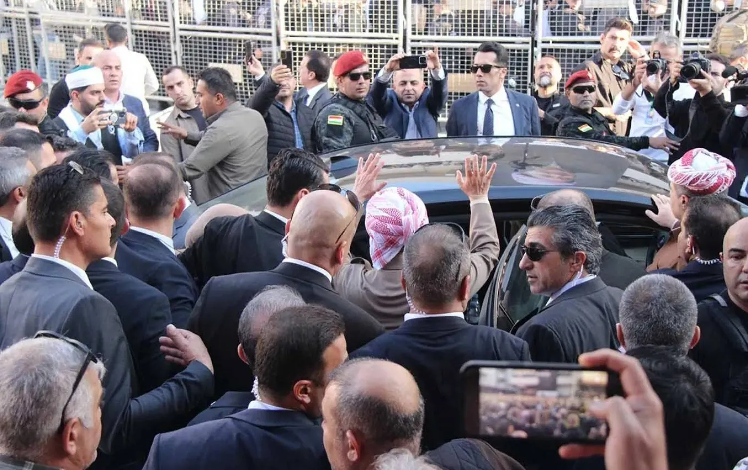 عناصر من «البيشمركة» بالزي الرسمي والأسلحة رافقوا بارزاني خلال تحركاته في بلدة جيزرة جنوب شرقي تركيا يوم 29 نوفمبر الماضي (إعلام تركي)