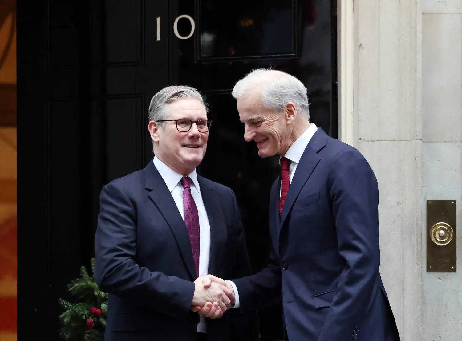 رئيس الوزراء البريطاني كير ستارمر يستقبل نظيره النرويجي  يوناس غار ستور في 10 داونينغ ستريت (إ.ب.أ)