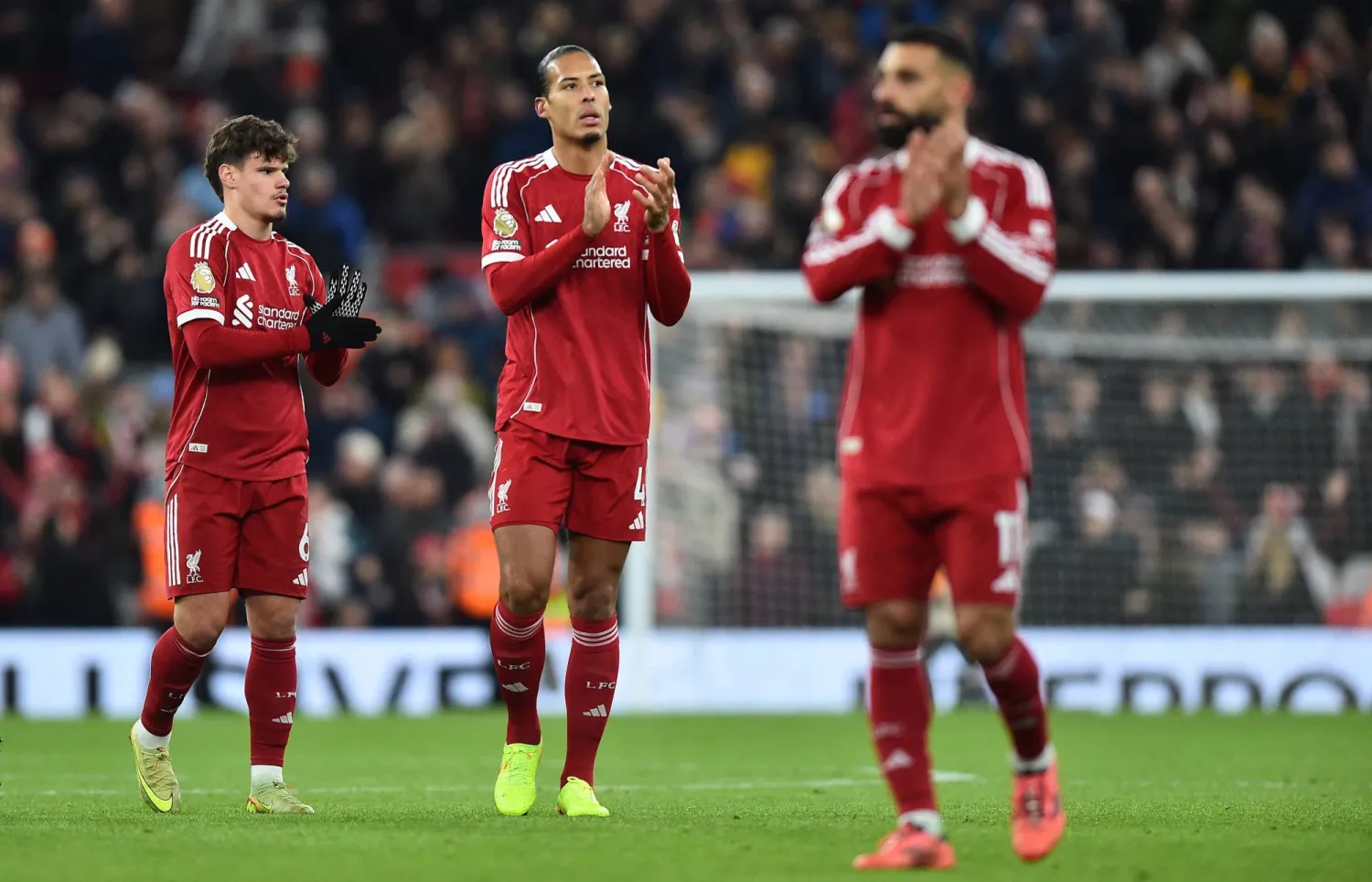 فان دايك سئل عن إمكانية أن يكون استبعاد صلاح رسالة لغرفة الملابس (رويترز)