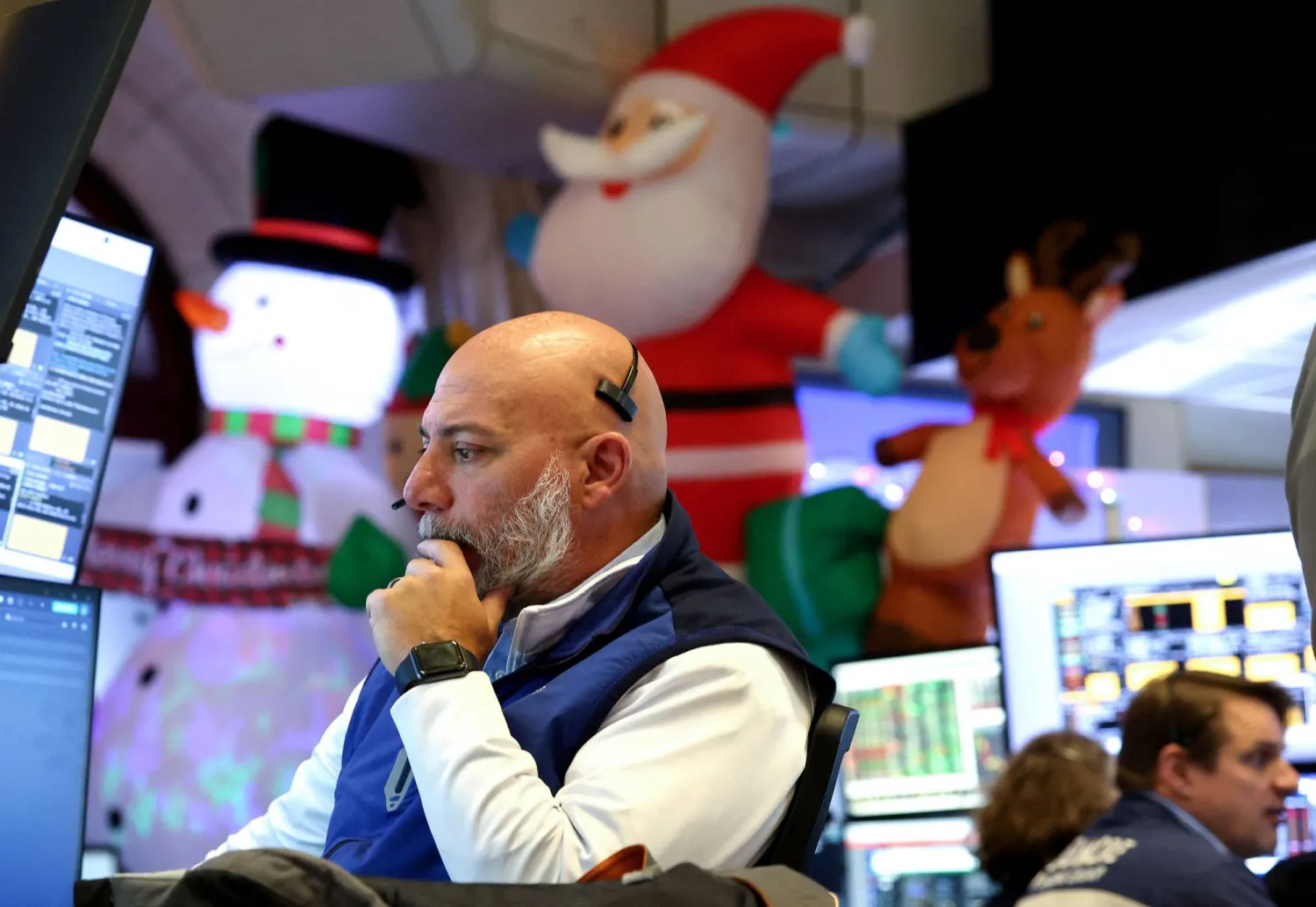 متداول يعمل في بورصة نيويورك (أ.ف.ب)