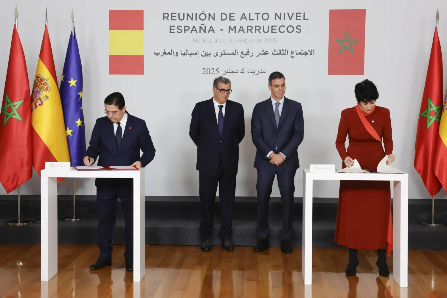 رئيس الوزراء الإسباني بيدرو سانشيز مع نظيره المغربي خلال حفل توقيع اتفاقيات عدة بين البلدين (إ.ب.أ)