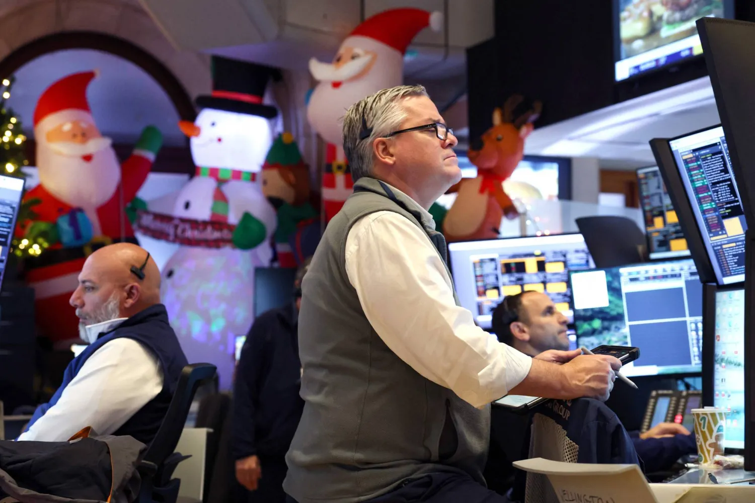 متداول يعمل في بورصة نيويورك (أ.ف.ب) 