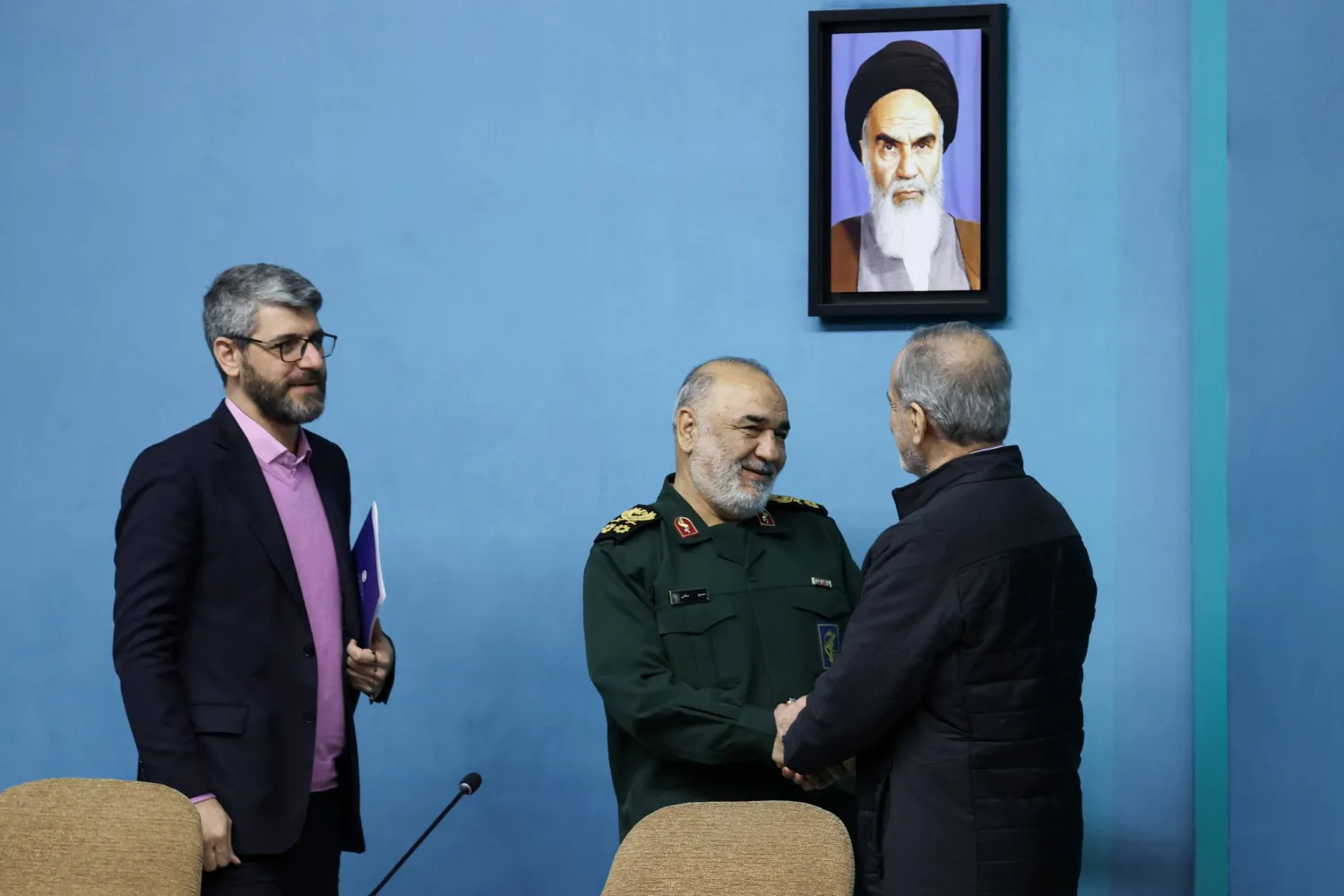 بزشكيان يصافح قائد «الحرس الثوري» حسين سلامي على هامش اجتماع اللجنة العليا لإدارة الإنترنت (الرئاسة الإيرانية)