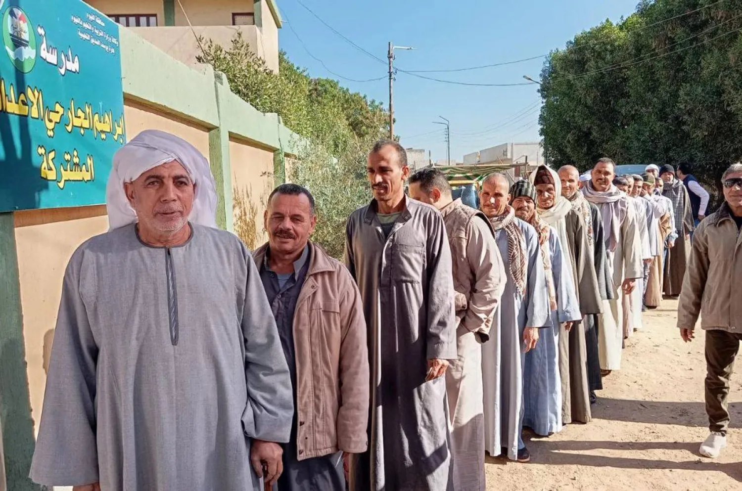 مصريون يستعدون لدخول أحد مراكز الاقتراع في انتخابات مجلس النواب (المنظمة المصرية لحقوق الإنسان)