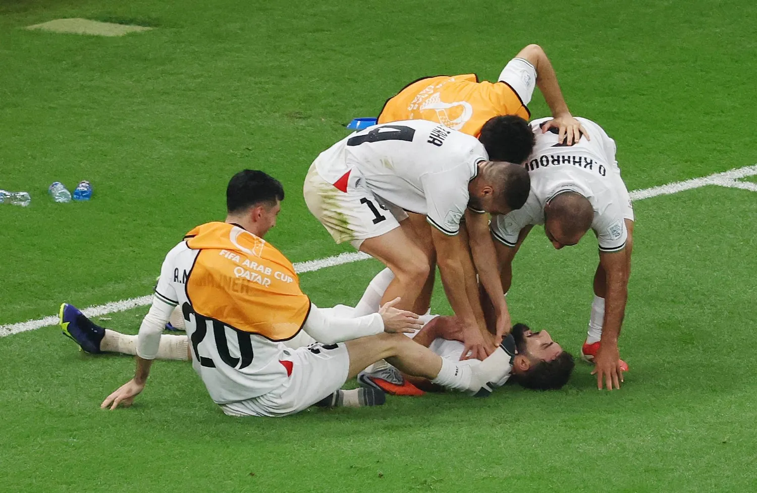 لاعبو فلسطين وفرحة هدف التعادل (رويترز) 