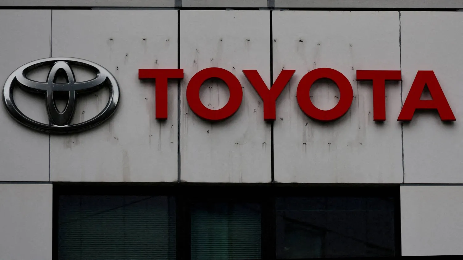 FILE PHOTO: Toyota Motor Corp's logo is pictured at its dealership in Tokyo, Japan April 3, 2025. REUTERS/Kim Kyung-Hoon/File Photo/File Photo