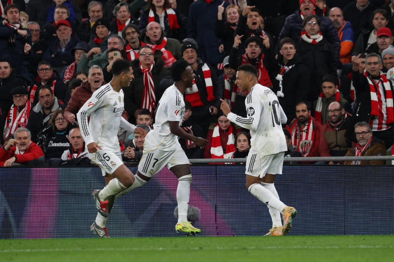 مبابي (يمين) تألق في مواجهة أتلتيك بلباو وسجل هدفين (رويترز)