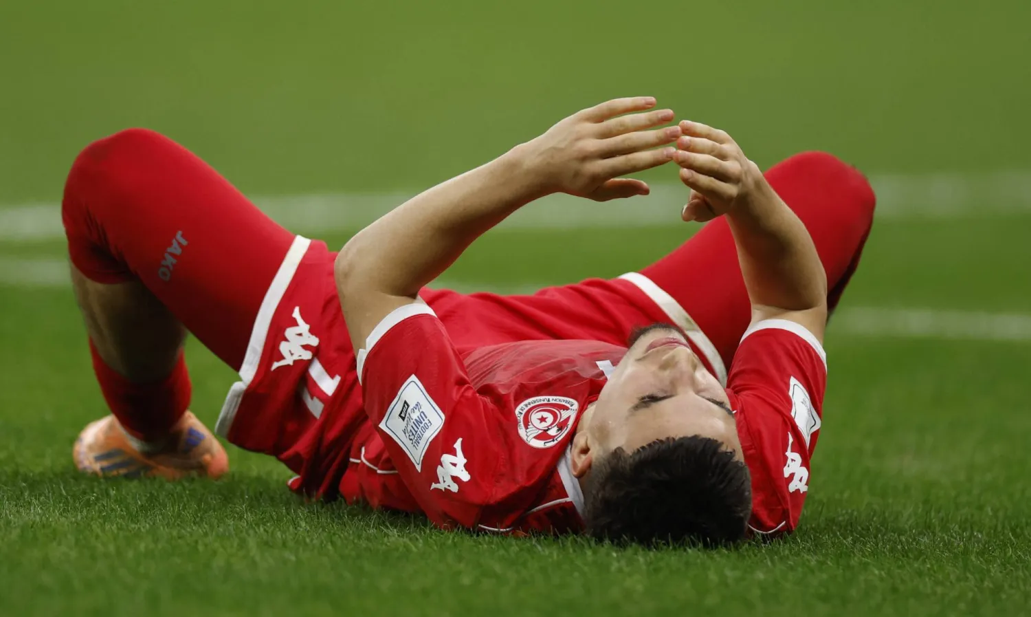 التونسي إسماعيل الغربي متحسراً عقب التعادل أمام فلسطين (رويترز)