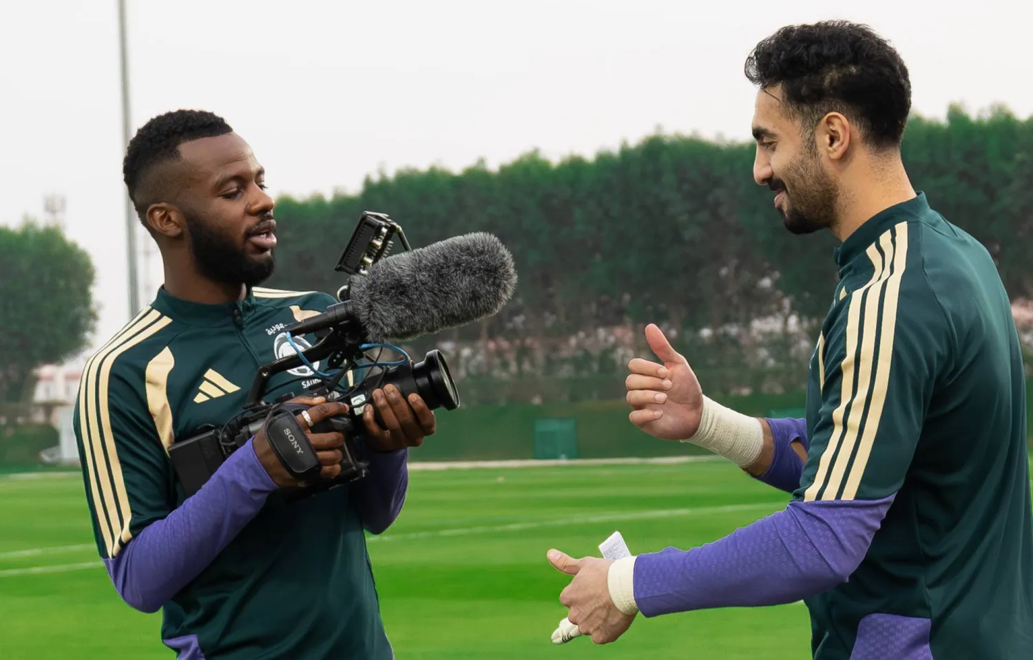 تمبكتي يختبر مهاراته في التصوير مع زميله العقيدي (المنتخب السعودي)