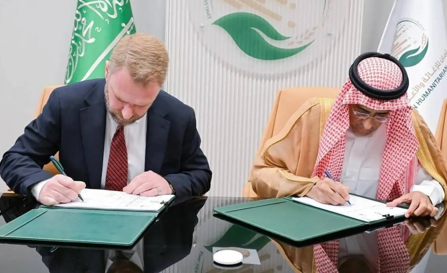 المهندس أحمد البيز مساعد المشرف العام على المركز للعمليات والبرامج لدى توقيعه البرنامج في الرياض الخميس (واس)