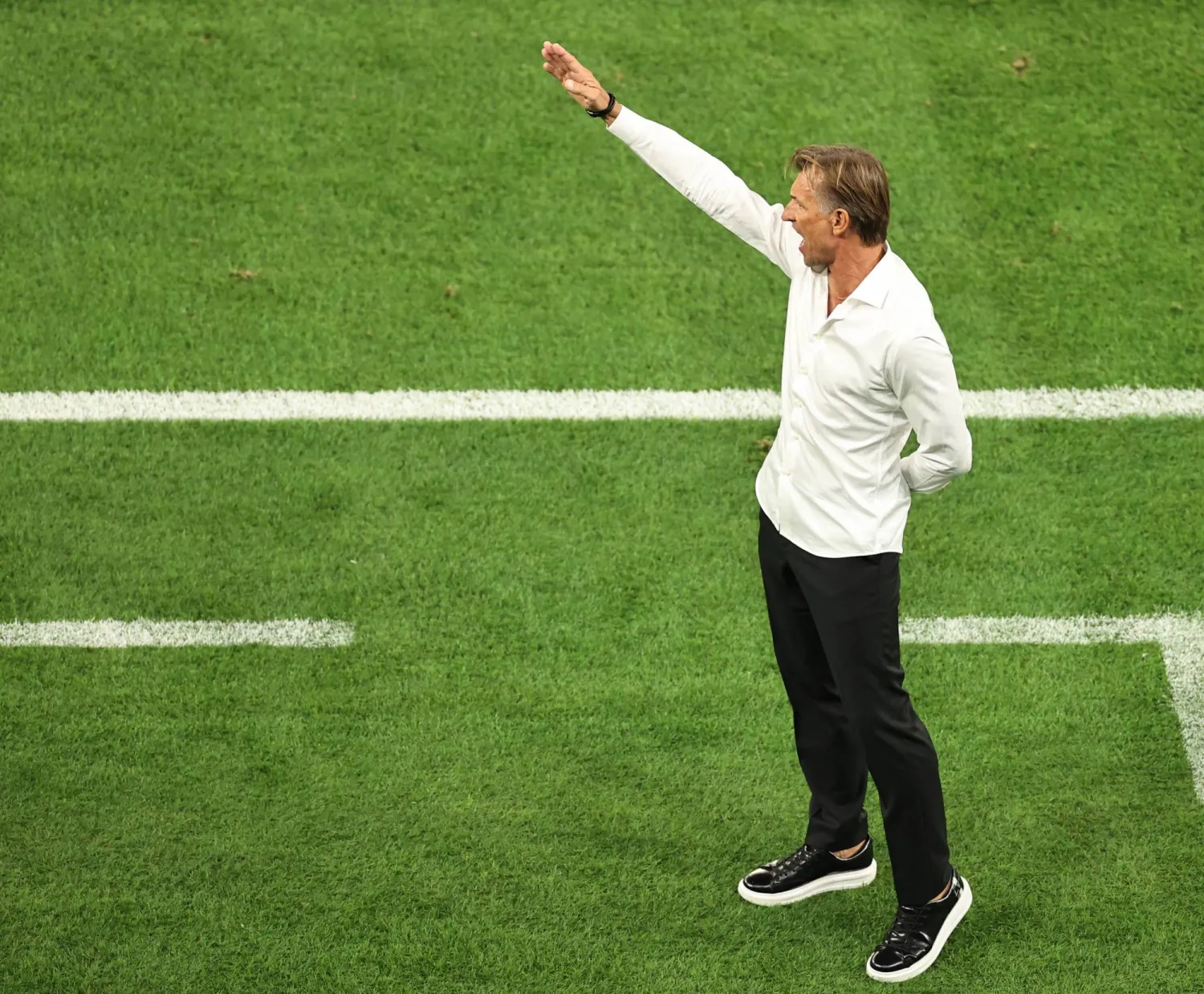 رينارد يوجه لاعبيه أمام عمان (تصوير: سعد العنزي)