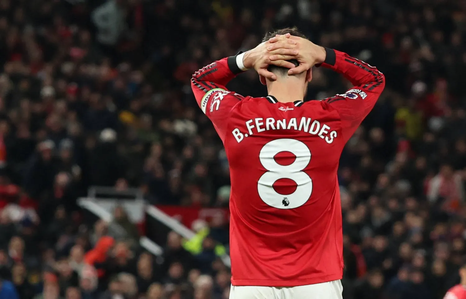 برونو فيرنانديز متحسرا بعد نهاية المباراة (رويترز)