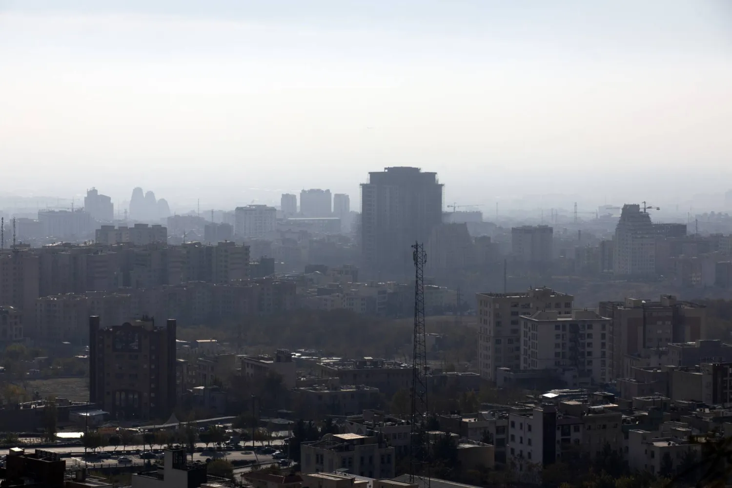 03 December 2025, Iran, Teheran: View of the smog-ridden metropolis of Tehran. Photo: Aref Taherkenareh/dpa