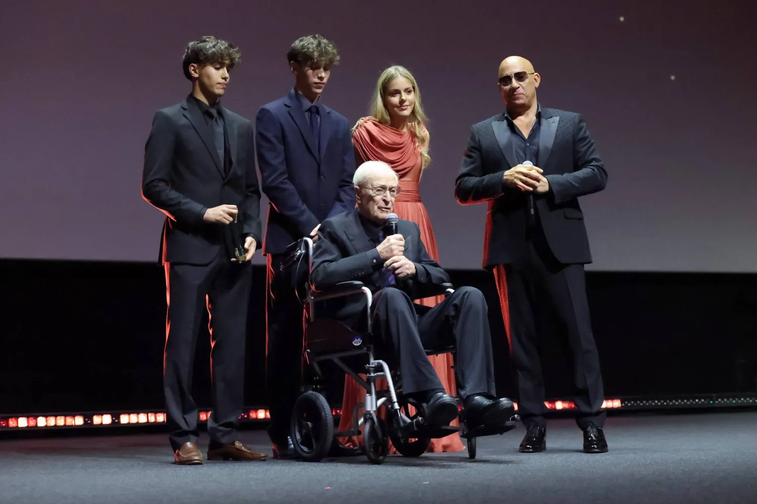 ‎لحظة تاريخية لتكريم النجم الأميركي مايكل كين في حفل الافتتاح (إدارة المهرجان)