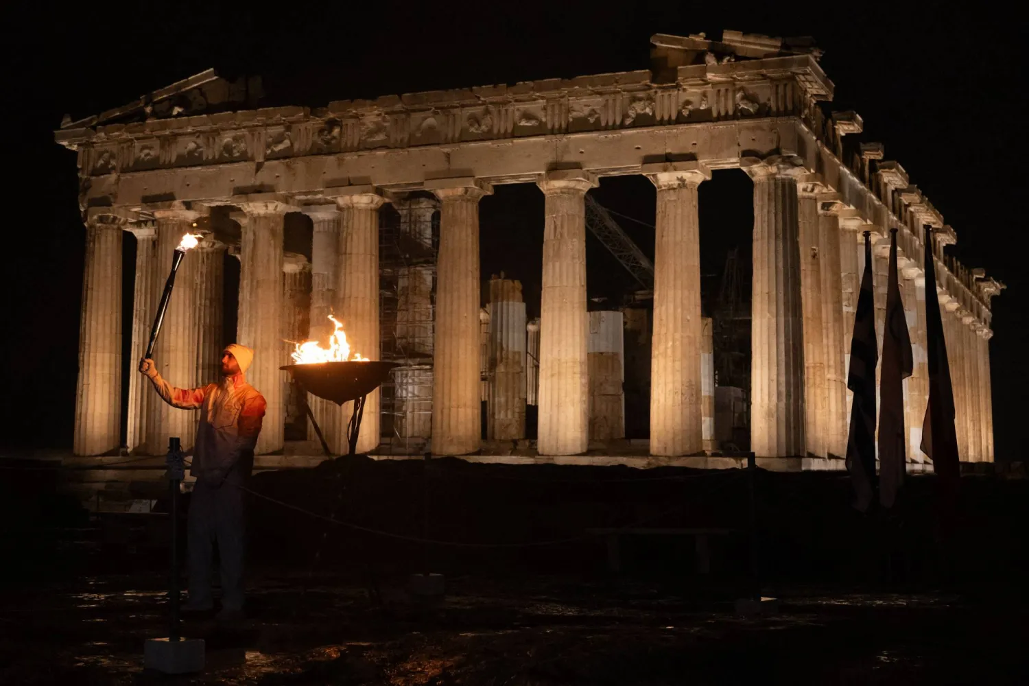 إشعال الشعلة الأولمبية في معبد البارثينيون بجبل أكروبوليس في اليونان (أ.ف.ب)