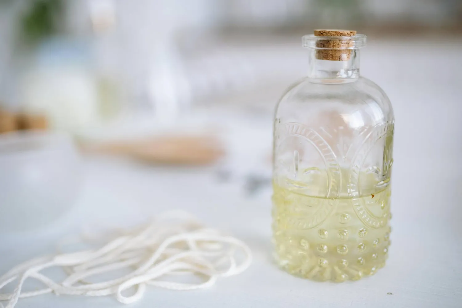 زيت الخروع يُستخدم مليّناً وفي منتجات العناية بالبشرة والشعر (بكسلز)