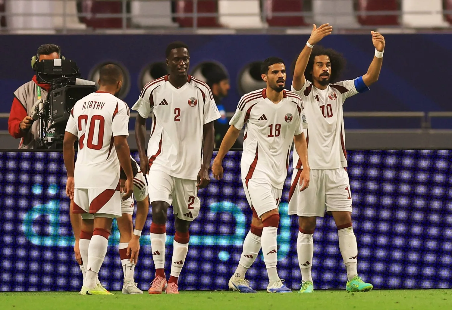 لاعبو المنتخب القطري اعتذروا لجماهيرهم (رويترز)