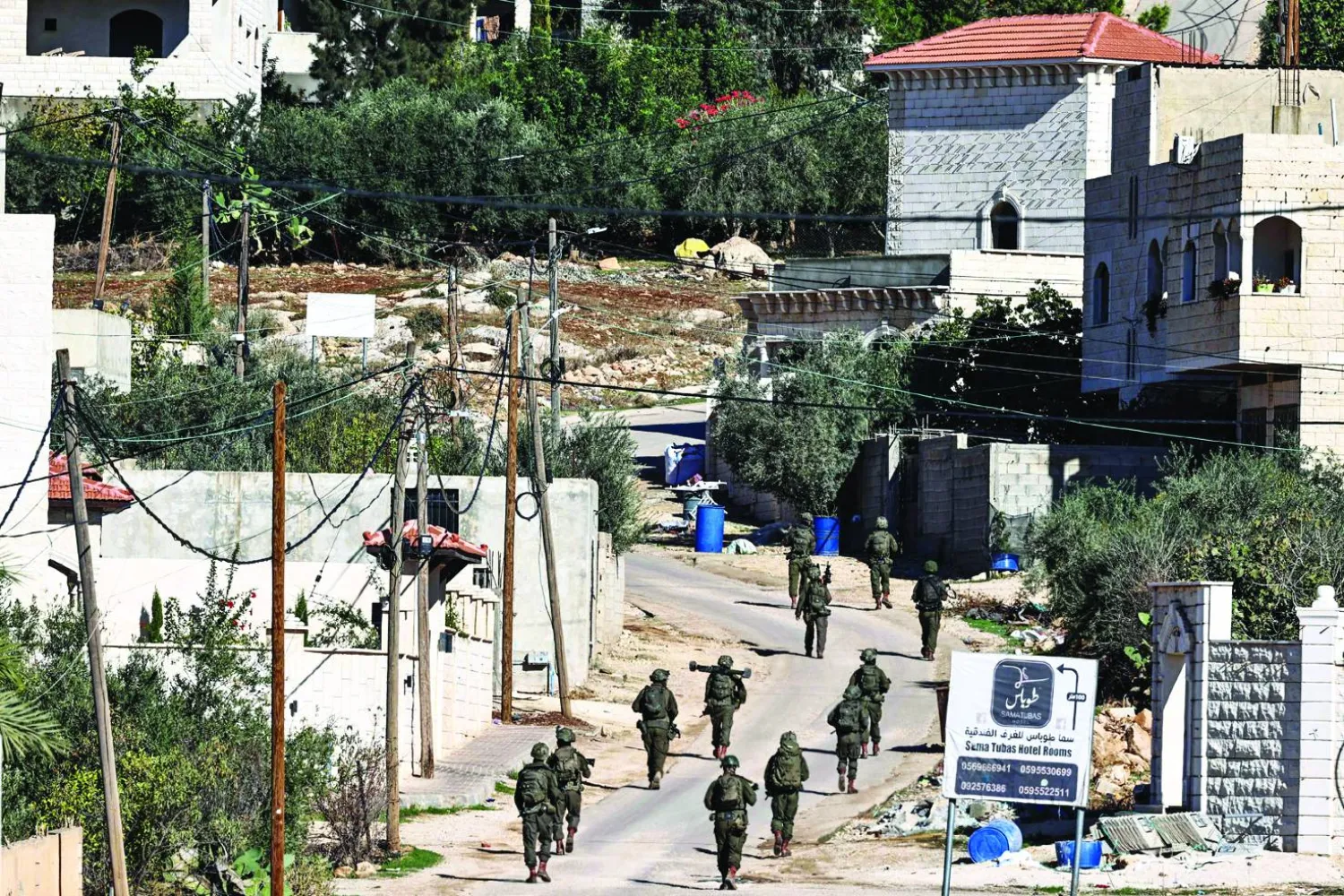 جنود إسرائيليون يقومون بدوريات في شوارع طوباس بالضفة الغربية المحتلة (أ.ف.ب)