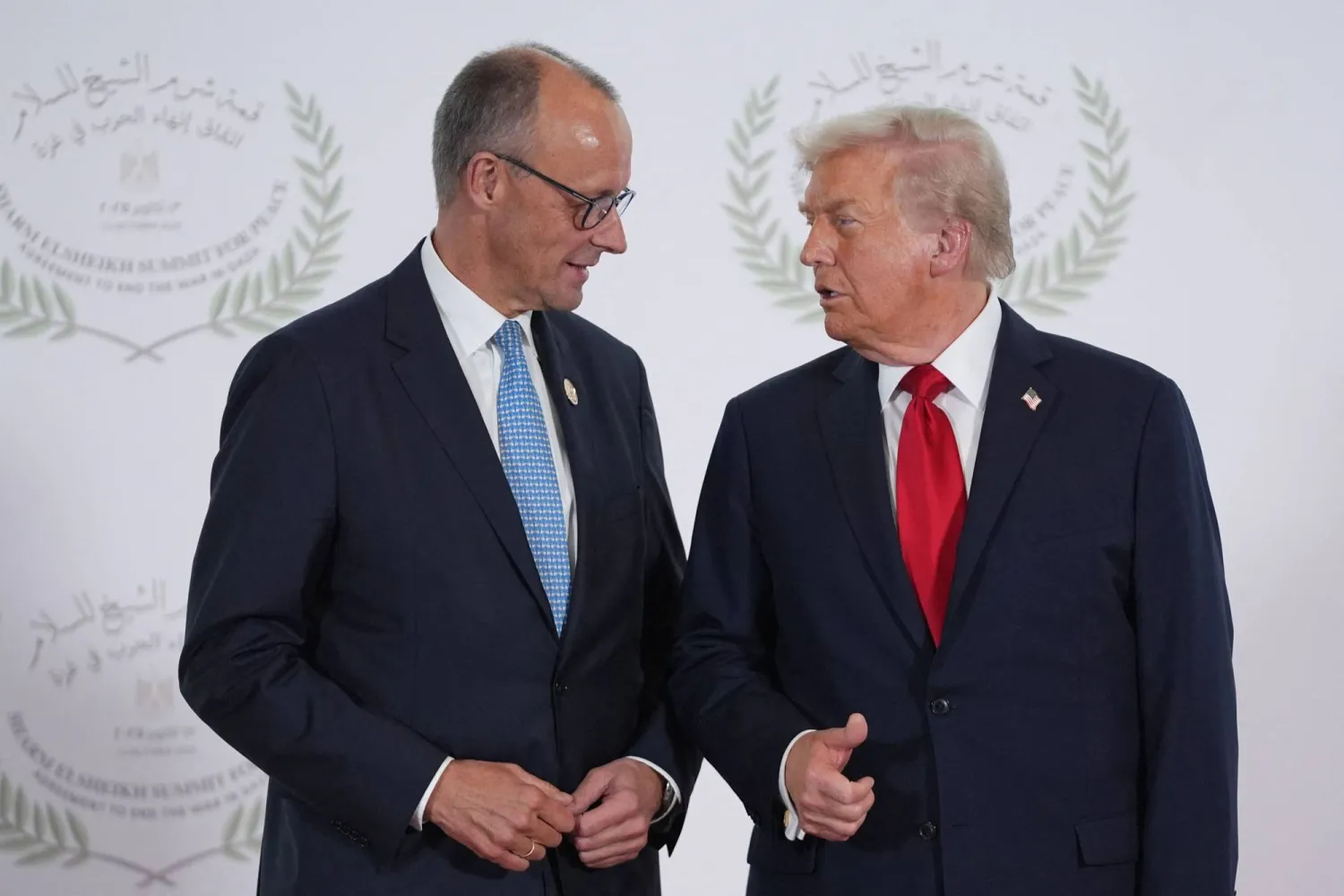 الرئيس الأميركي دونالد ترمب مع المستشار الألماني فريدريش ميرتس خلال اجتماع في شرم الشيخ حول حرب غزة (أ.ف.ب)