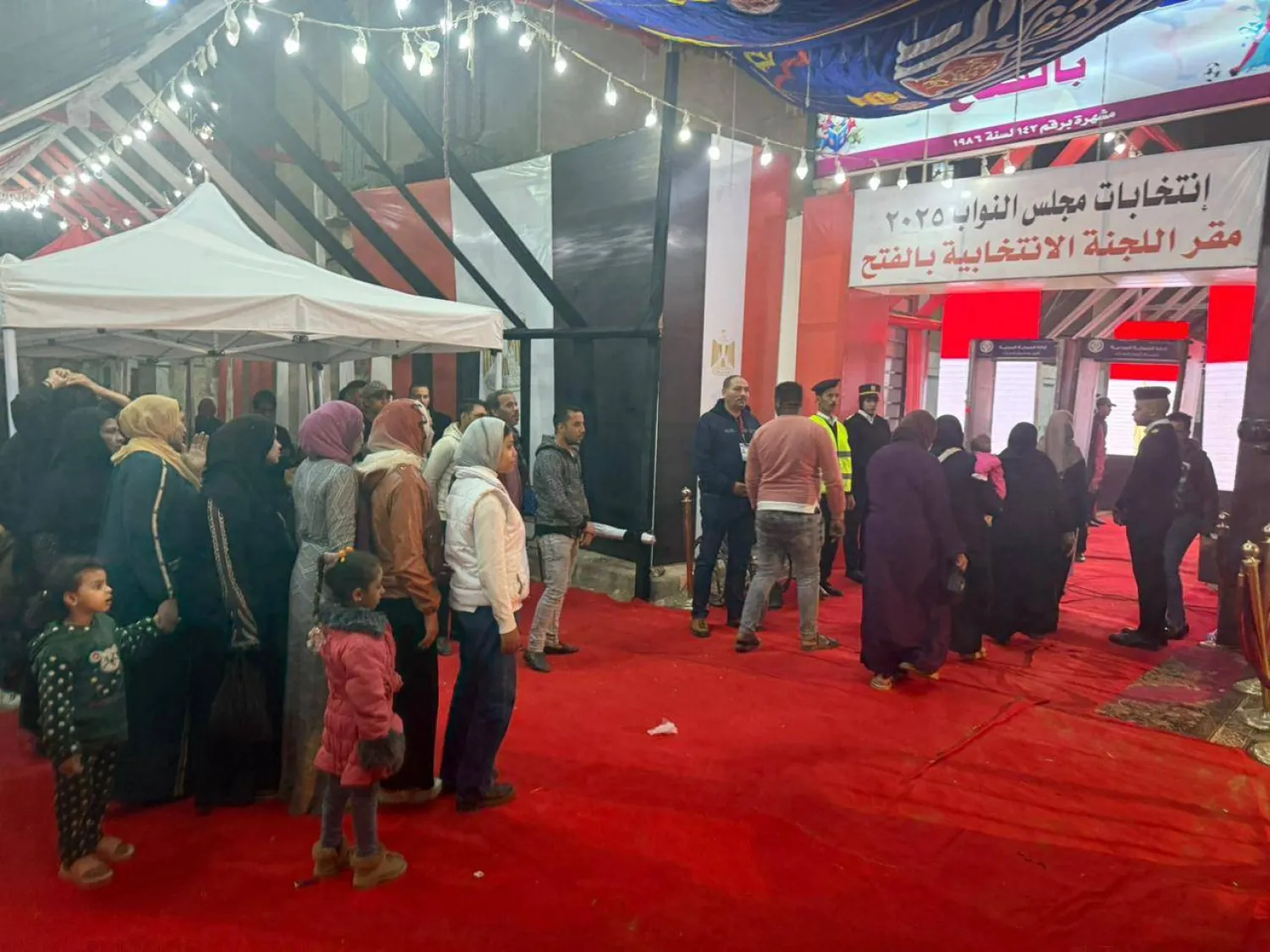 ناخبون خلال الإدلاء بأصواتهم في إحدى الدوائر الملغاة بمدينة أسيوط الخميس (تنسيقية شباب الأحزاب)