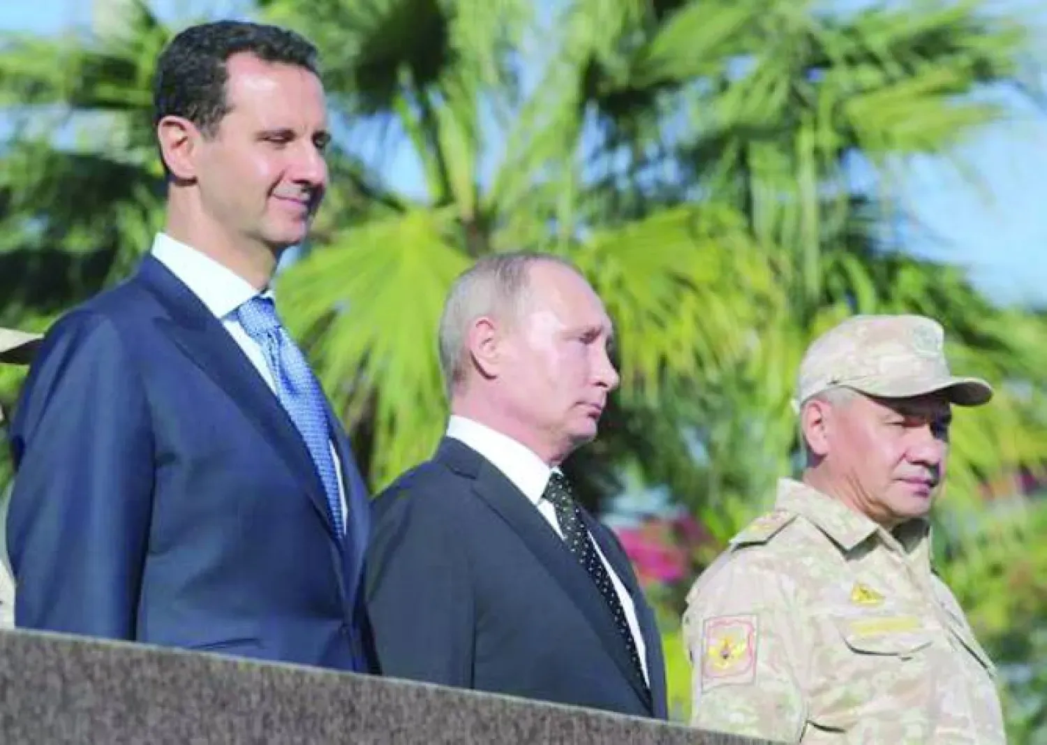 Putin ve Esed, Aralık 2017'de Lazkiye yakınlarındaki Hmeymim Hava Üssü’nde düzenlenen askerî geçit törenine katıldı. (AFP)