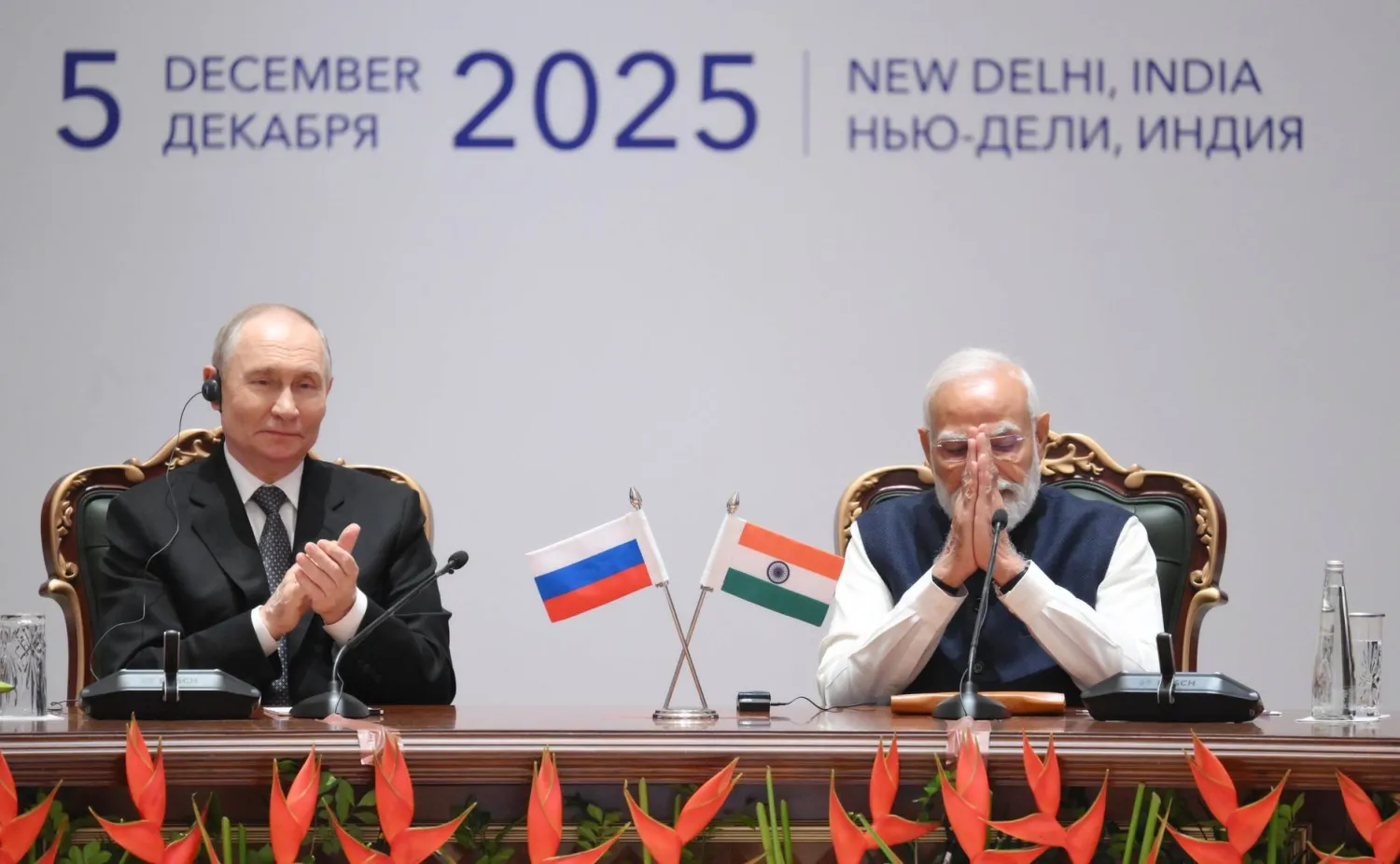 الرئيس الروسي فلاديمير بوتين ورئيس الوزراء الهندي ناريندرا مودي يتحدثان خلال الجلسة العامة لـ«منتدى الأعمال الروسي الهندي» في نيودلهي (د.ب.أ)