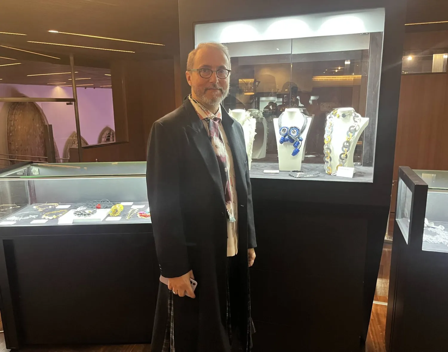 رئيس المعهد الثقافي الايطالي أنجلو جووي خلال جولته في المعرض (الشرق الأوسط)