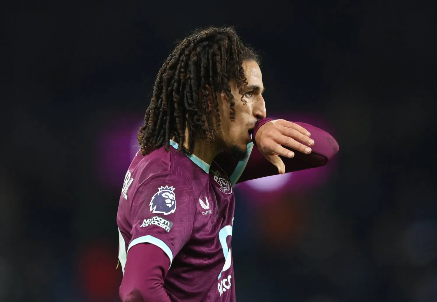 التونسي حنبعل المجبري لاعب بيرنلي (رويترز)