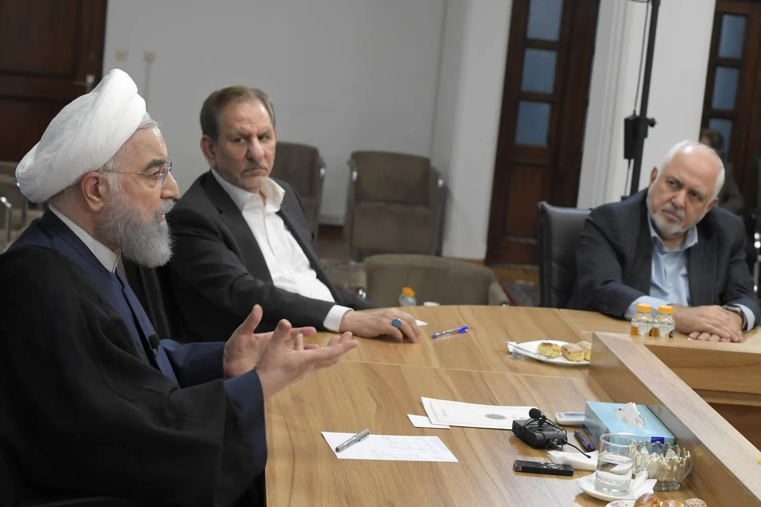 صورة نشرها موقع حسن روحاني من اجتماعه الأخيرة بفريق أعضاء حكومته السابقة ويبدو في الصورة نائبه الأول إسحاق جهانغيري ووزير الخارجية محمد جواد ظريف