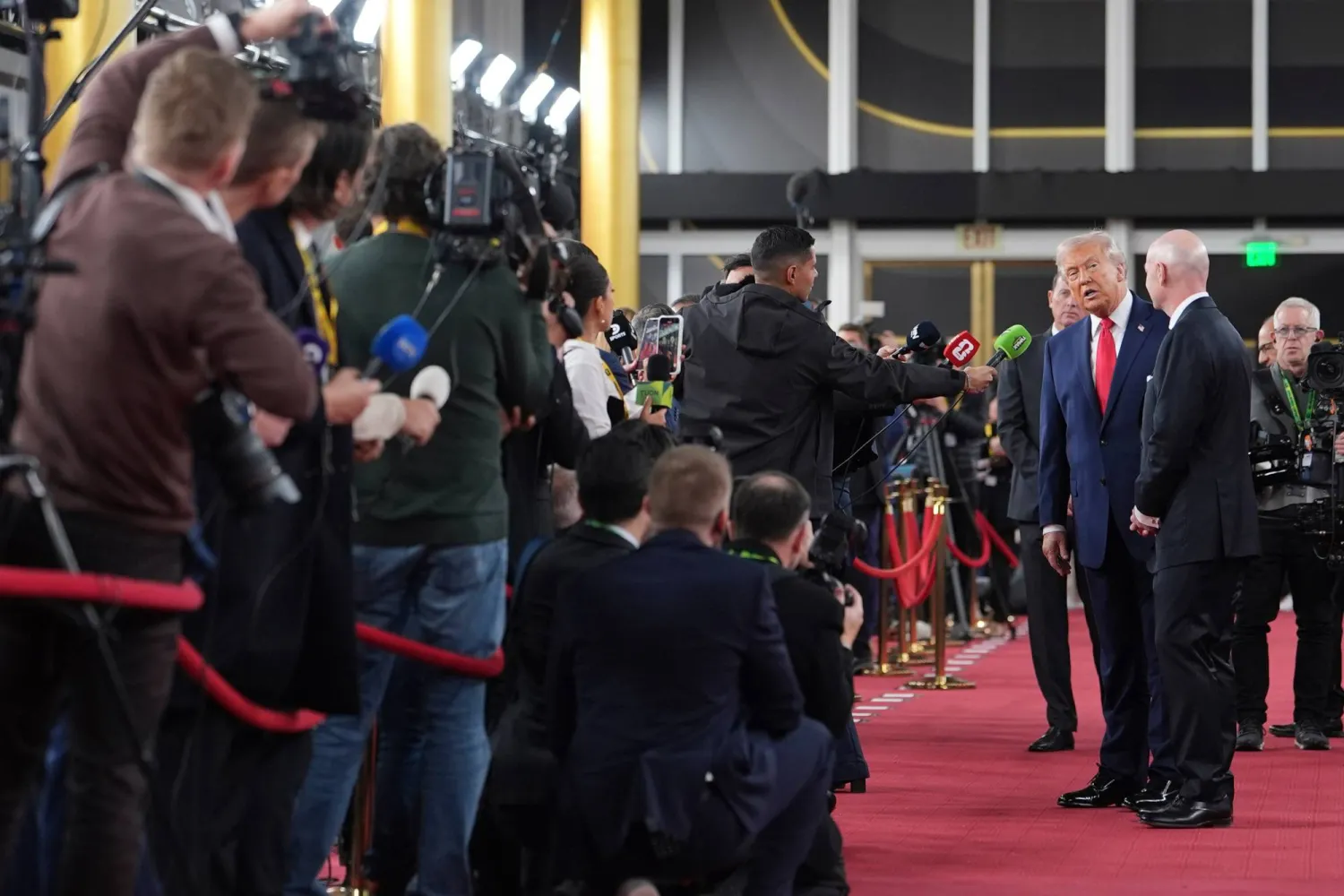 الرئيس الأميركي دونالد ترمب لدى وصوله مركز كنيدي رفقة رئيس الفيفا إنفانتينو (أ.ب)