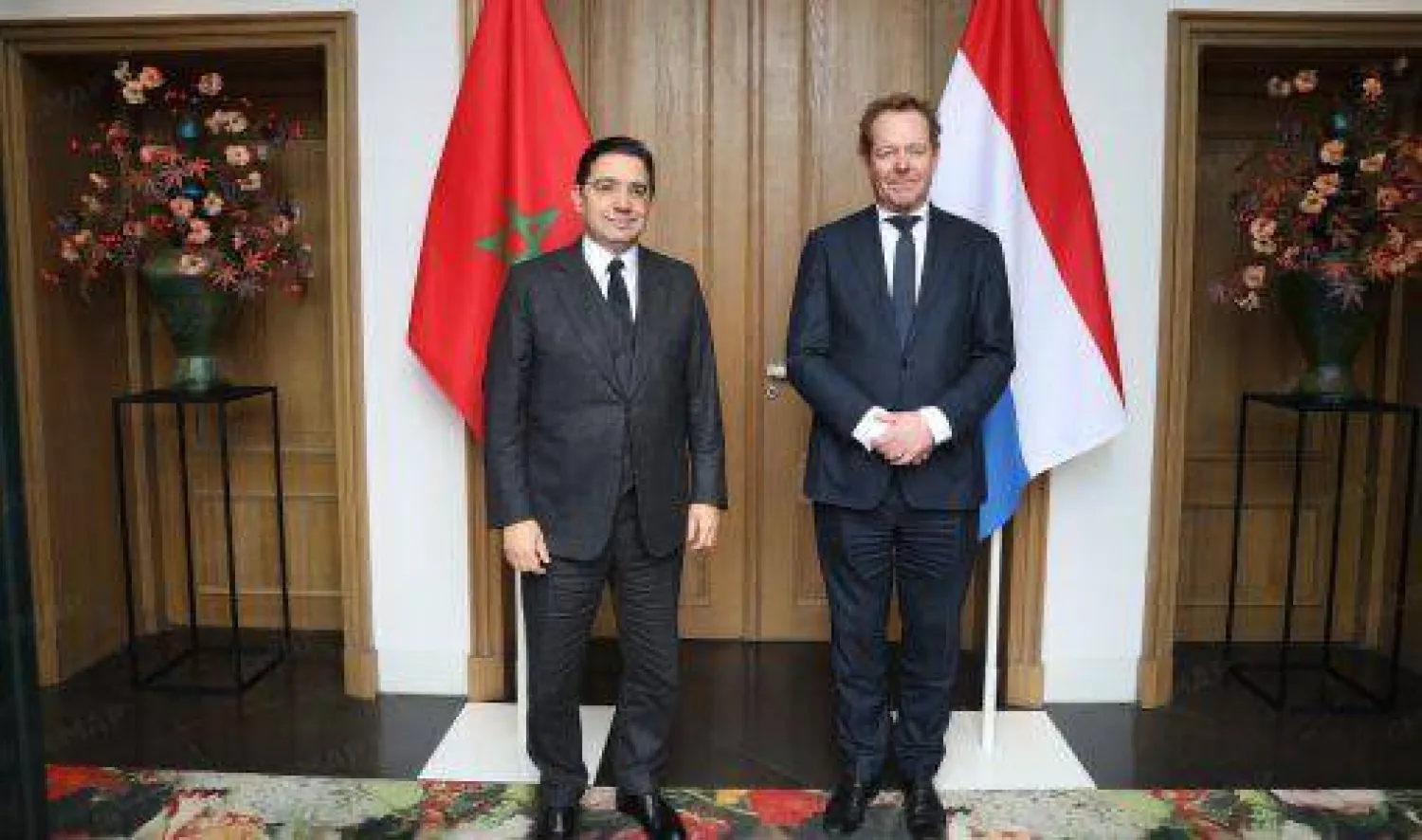 وزير الشؤون الخارجية والتعاون الأفريقي والمغاربة المقيمين بالخارج ناصر بوريطة مع نظيره الهولندي خلال لقائهما الجمعة في لاهاي (ماب)