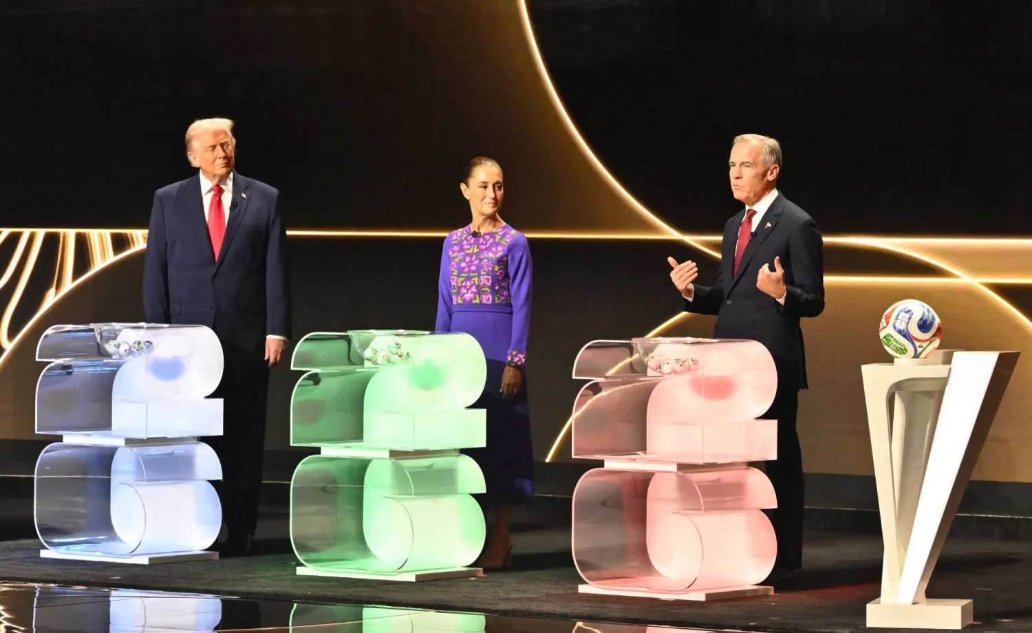 قادة أميركا والمكسيك وكندا يشاركون في سحب قرعة كأس العالم لكرة القدم 2026 (رويترز)