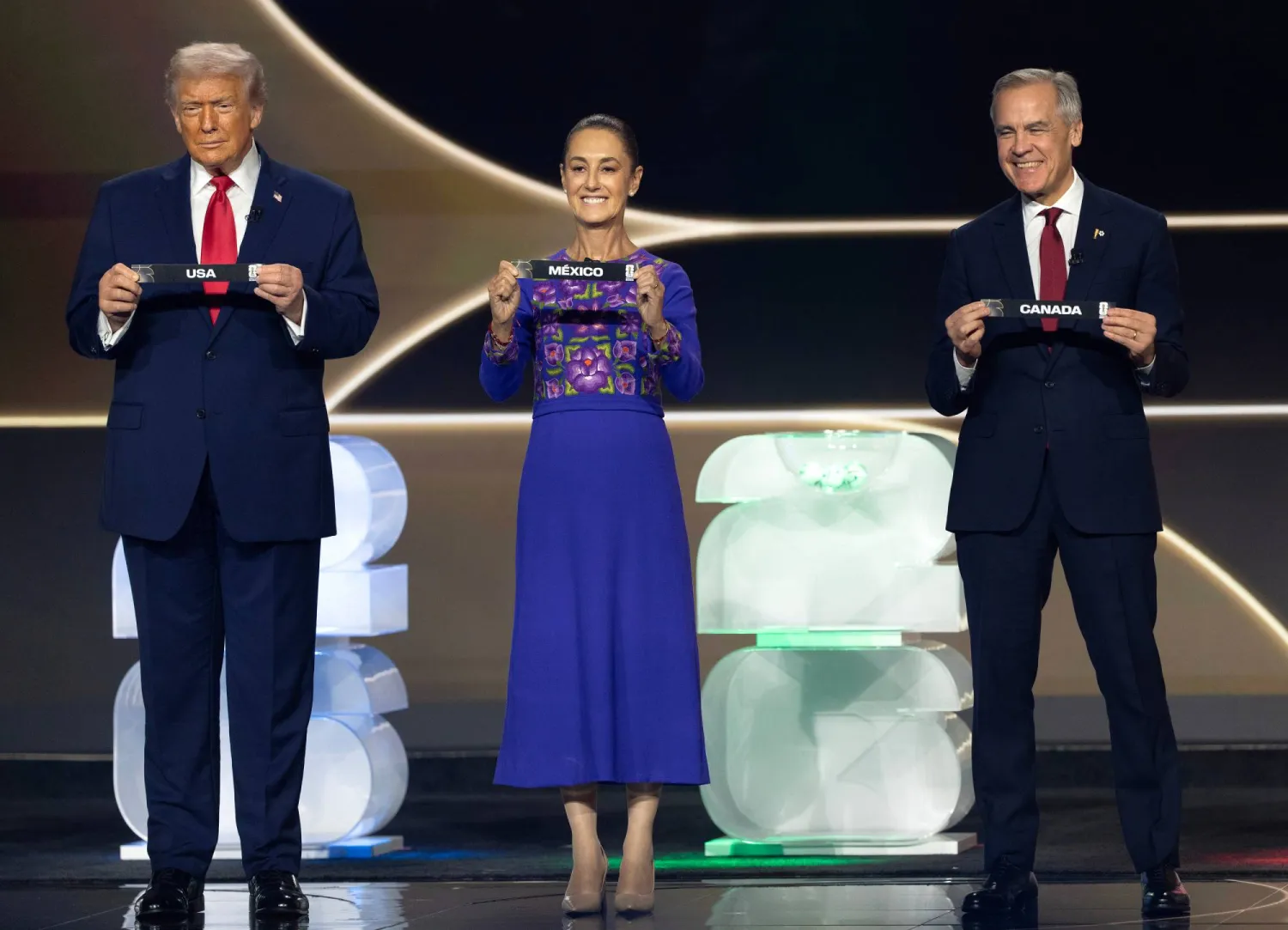 ترمب مع رئيس وزراء كندا مارك كارني ورئيسة المكسيك كلوديا شينباوم (أ.ب)