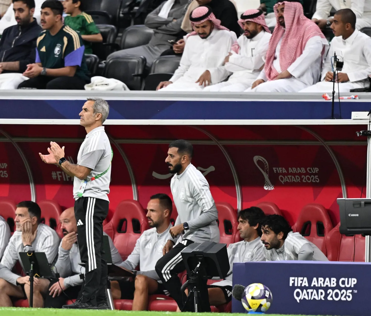 رودريغيز يوجه لاعبي الأخضر خلال مباراة جزر القمر (تصوير: بشير صالح)