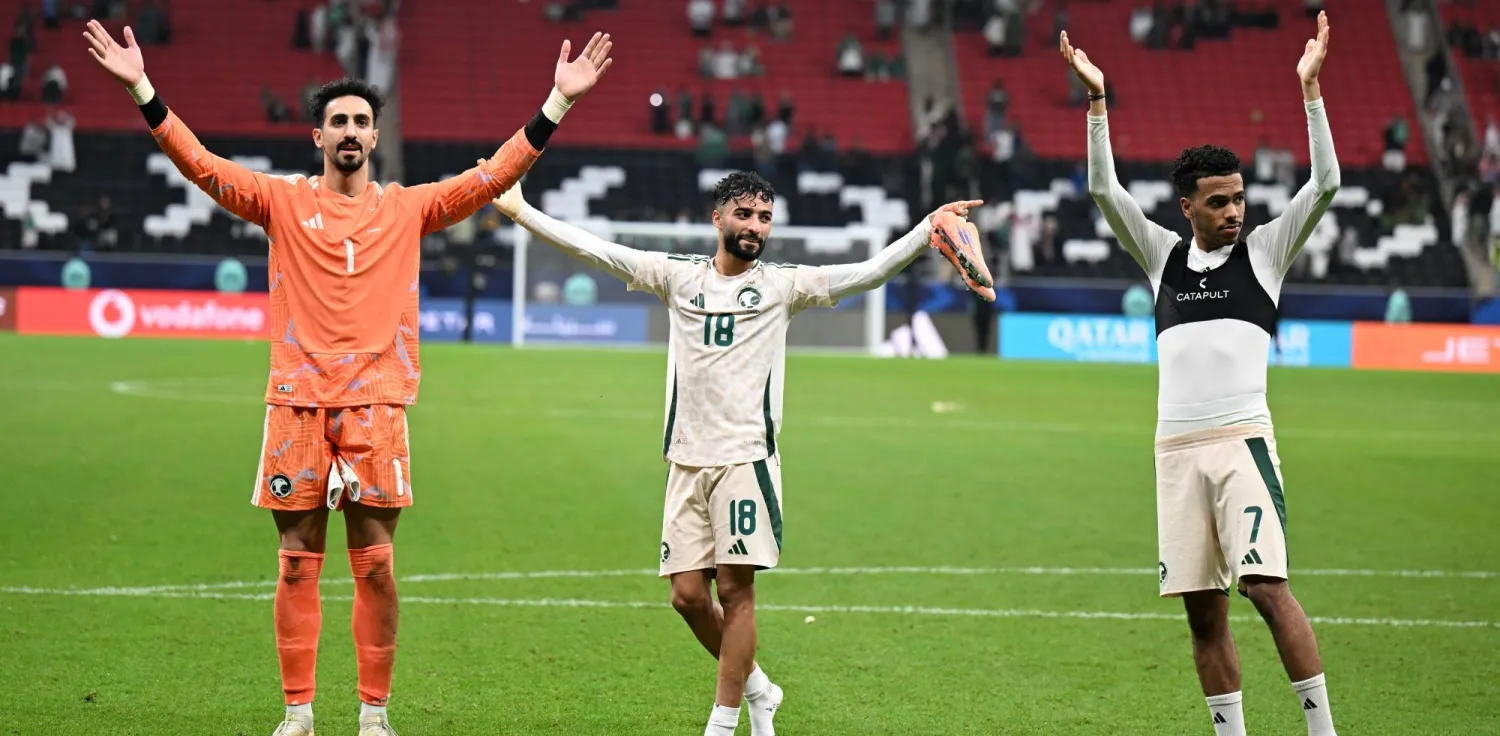 أبو الشامات يحتفل مع العقيدي والجوير بعد نهاية المباراة (تصوير: بشير صالح)