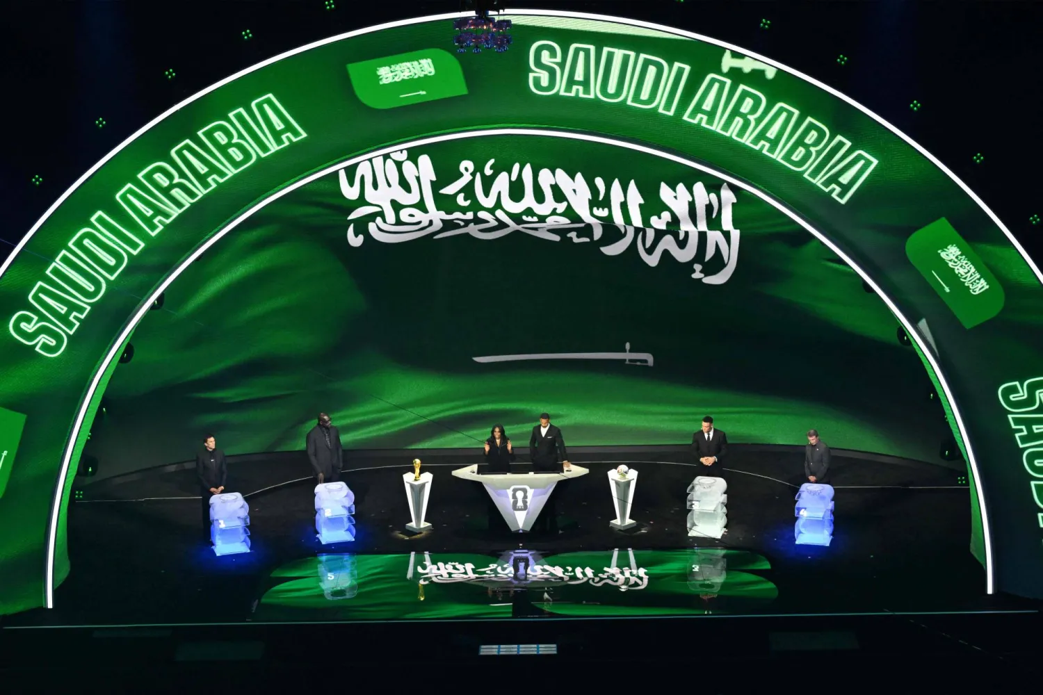 لحظة إعلان بطاقة المنتخب السعودي (أ.ف.ب)