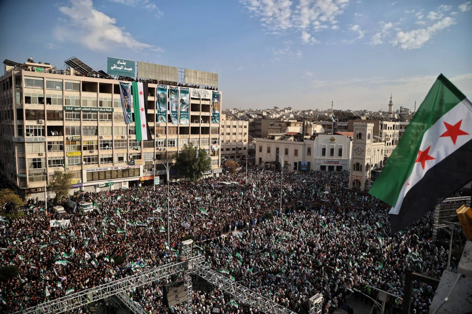 حشد كبير في ساحة العاصي بحماة أمس احتفالا بالذكرى السنوية الأولى لسقوط نظام بشار الأسد أمس (إ.ب.أ)