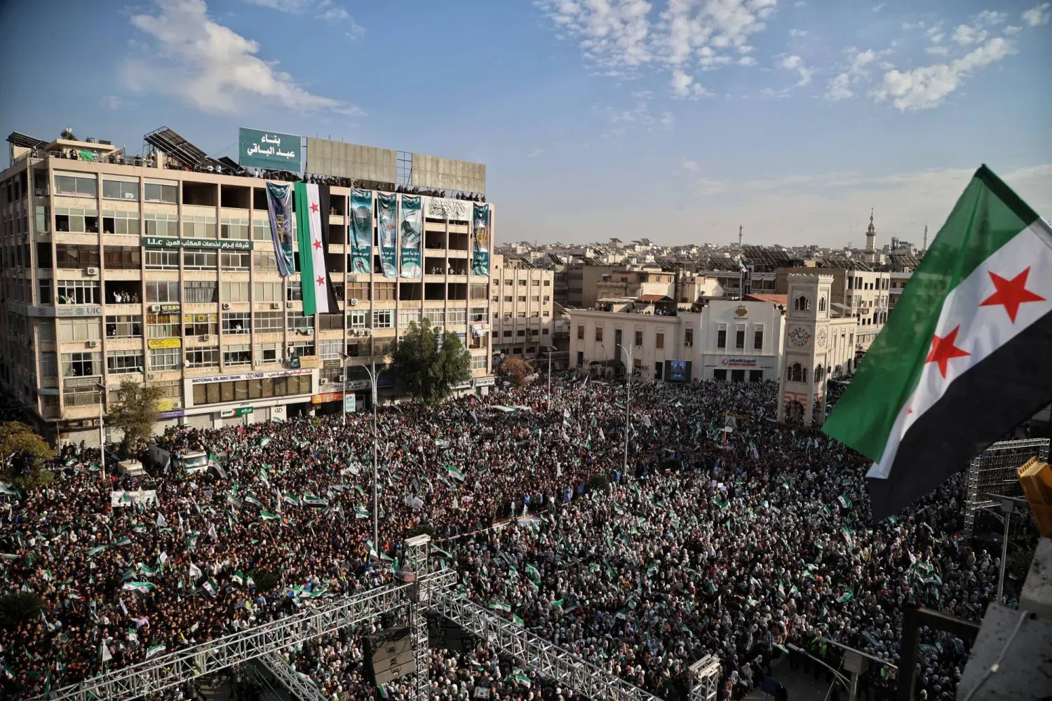 Beşşar Esed rejiminin devrilmesinin birinci yıl dönümü dün Hama'daki el-Asi Meydanı'nda büyük bir kalabalık tarafından kutlandı
