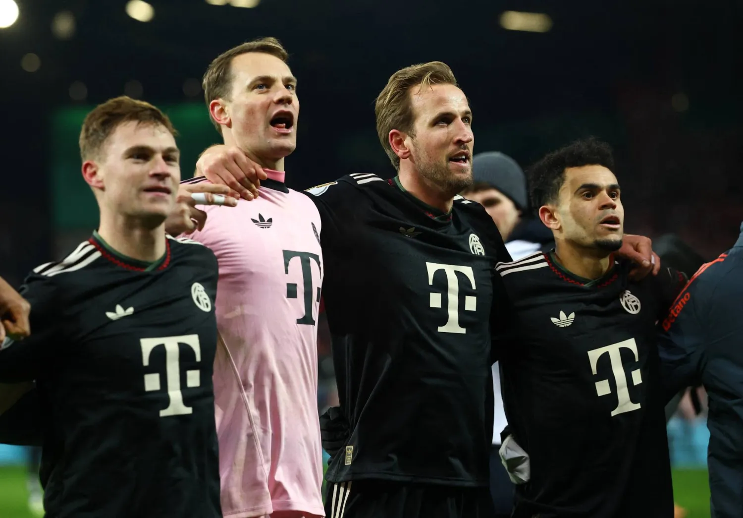 Soccer Football - DFB Cup - Round of 16 - 1. FC Union Berlin v Bayern Munich - Stadion An der Alten Forsterei, Berlin, Germany - December 3, 2025 Bayern Munich's Harry Kane celebrates after the match with Manuel Neuer, Luis Diaz and Joshua Kimmich REUTERS/Lisi Niesner 