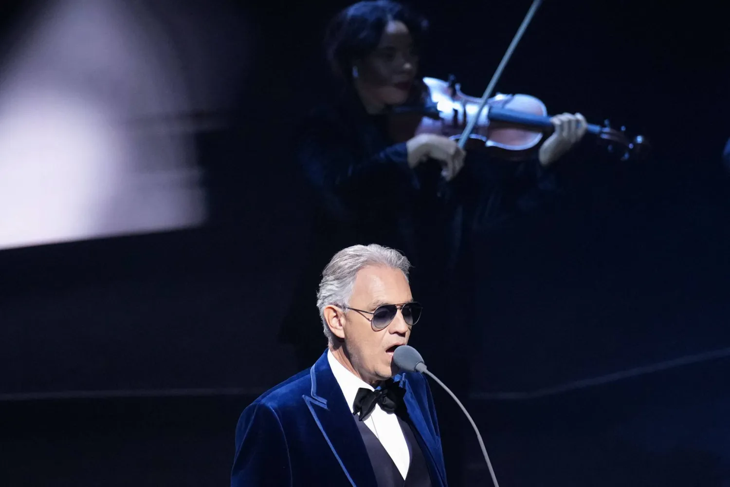 المغني الأوبرالي الإيطالي أندريا بوتشيلي يقدم عرضاً خلال قرعة كأس العالم لكرة القدم 2026 (أ.ف.ب)