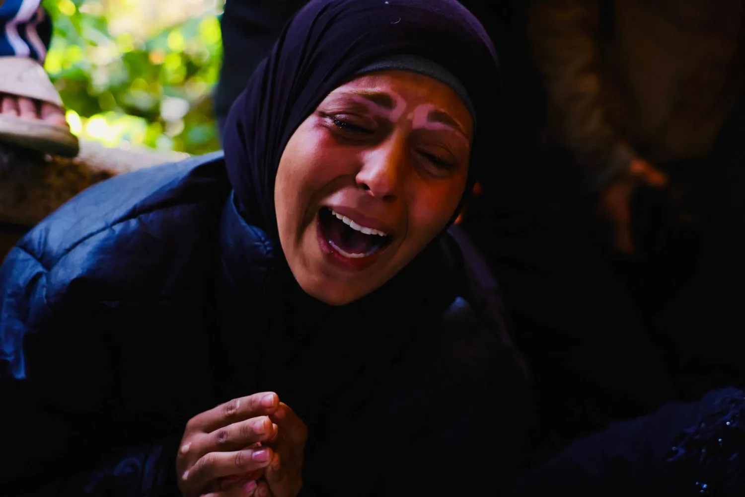 سيدة فلسطينية تبكي في مستشفى الناصر بخان يونس بعد وقوع شهداء في ضربات إسرائيلية - 3 ديسمبر الحالي (أرشيفية - أ.ف.ب)