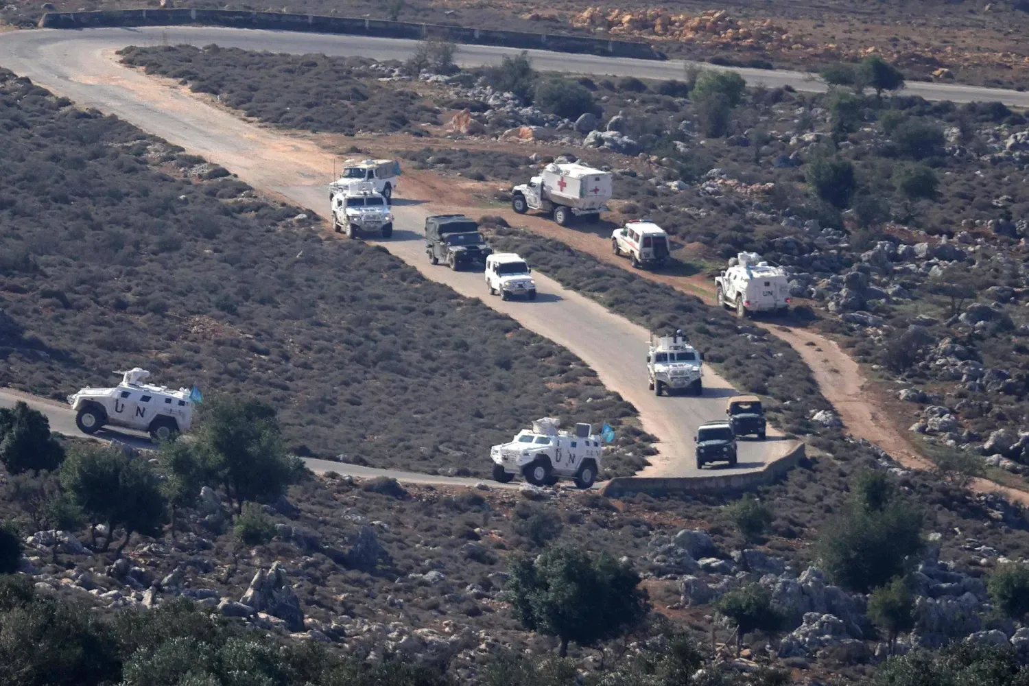 Birleşmiş Milletler barış gücü güçleri, Marjeyoun'un Bouayda bölgesinde UNIFIL gücüne ait araçlarla devriye geziyor (AFP)