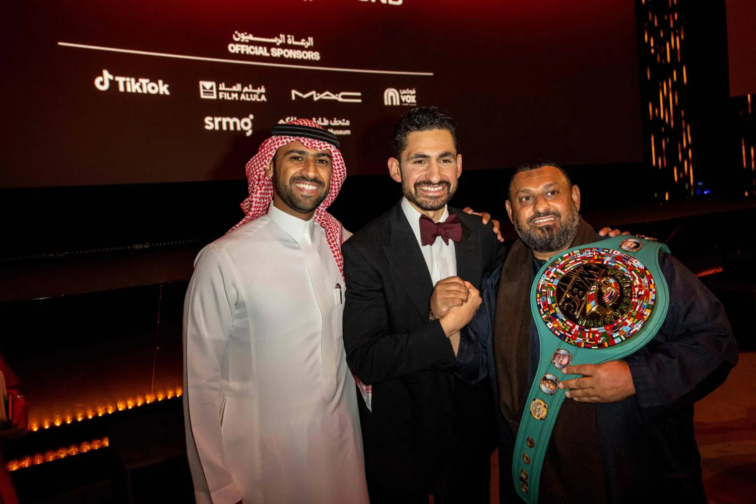 من اليسار فيصل بالطيور وأمير المصري ونسيم حميد بعد عرض «عملاق» في البحر الأحمر (أ.ف.ب)