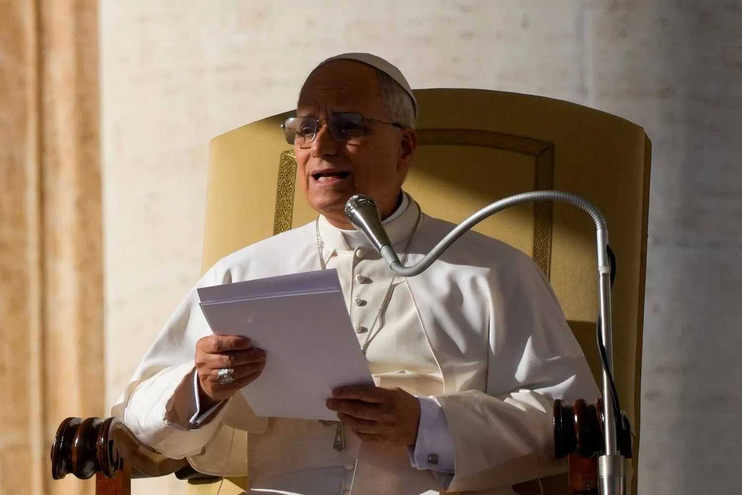 البابا ليو الرابع عشر يتحدث في الفاتيكان (أ.ب)