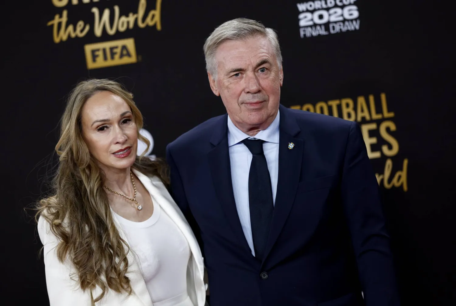 كارلو أنشيلوتي المدير الفني للمنتخب البرازيلي وزوجته في قرعة المونديال (إ.ب.أ)