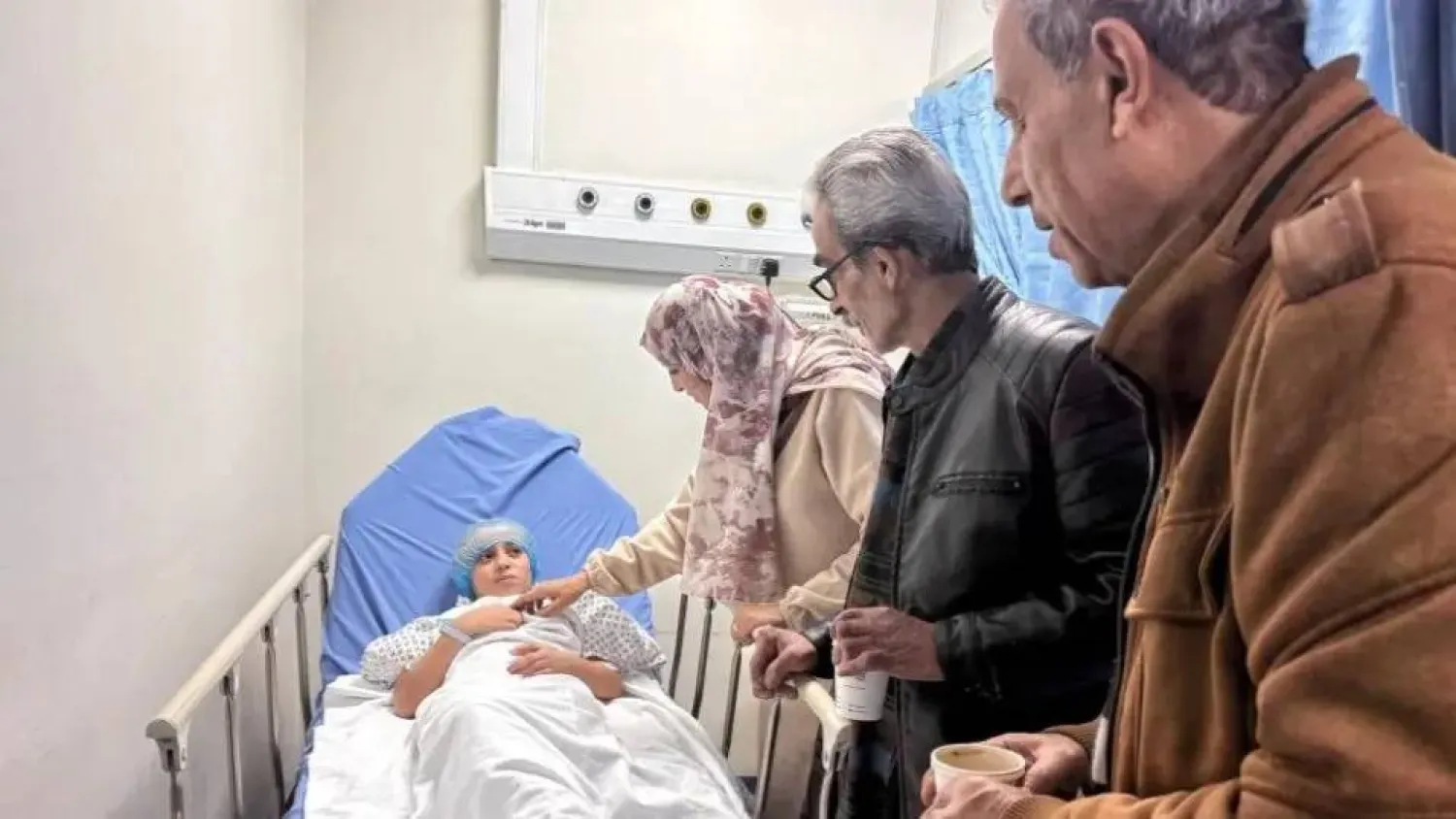 صورة لمريم خلال تلقي الرعاية عقب عملية جراحية في المخ بالأردن (إكس)