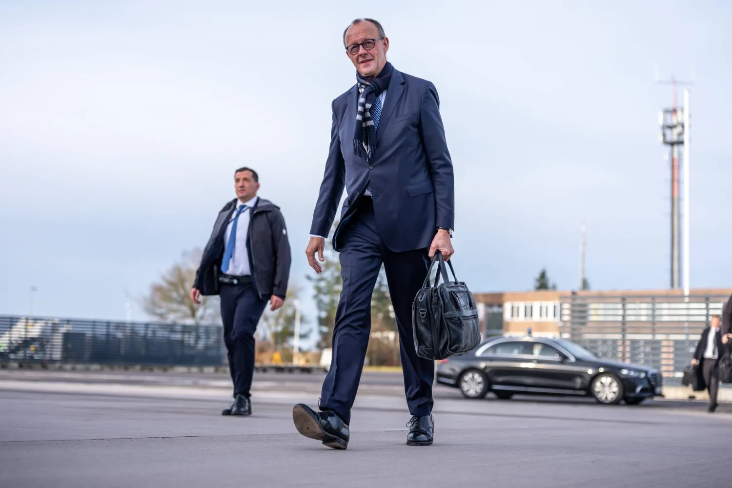 المستشار الألماني فريدريش ميرتس يصل إلى مطار براندنبورغ في برلين (أ.ب)